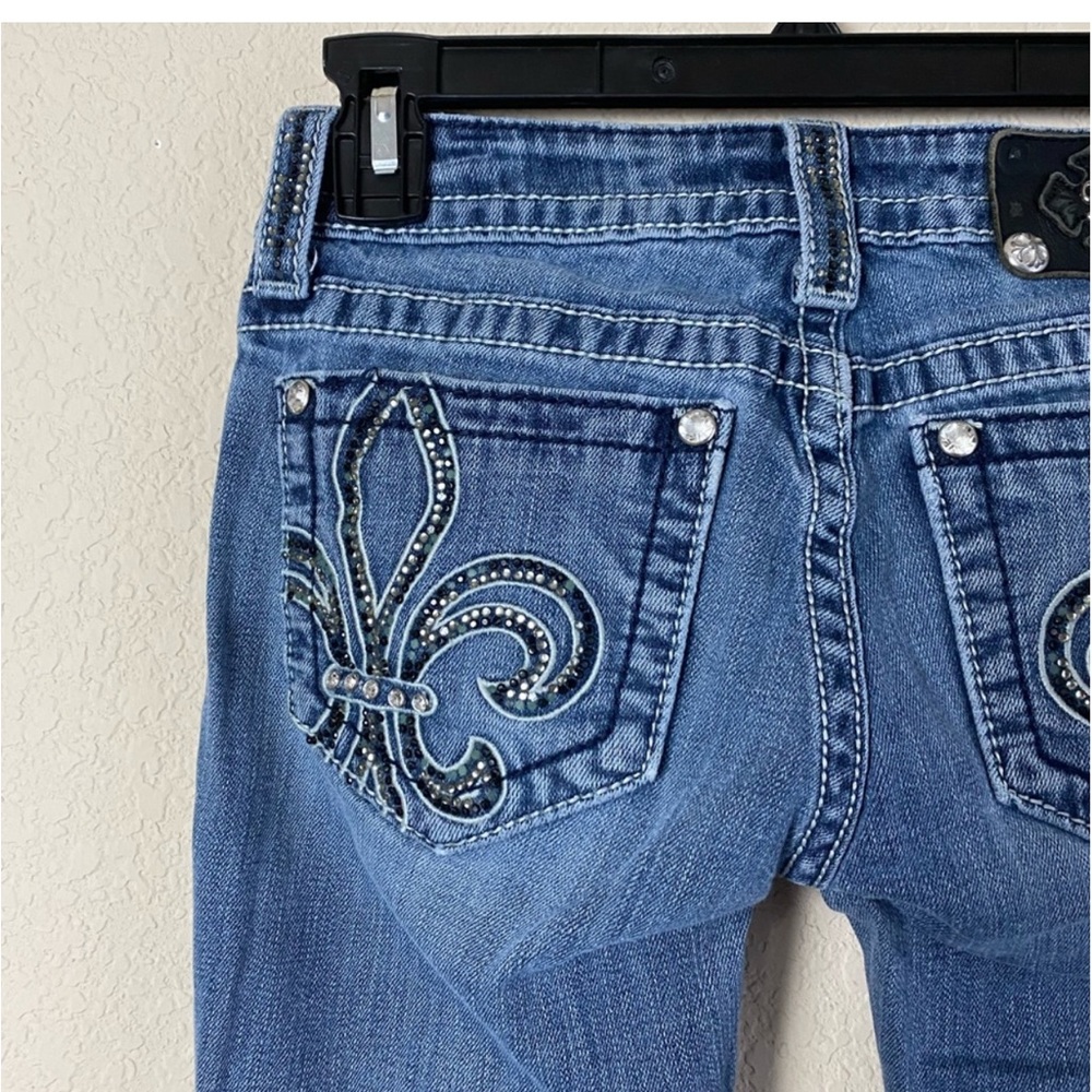 Miss Me Distressed Fleur De Lis Embellished Rhinestone Boot Cut Jeans Size 26” - Picture 7 of 15